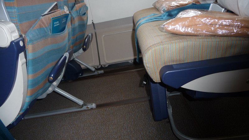 economy class Omanair (3).JPG